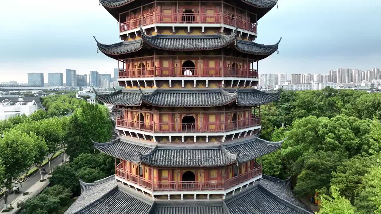 苏州城市风景航拍，历史文化景区报恩寺北寺塔，标志性建筑地标建筑城市天际线视频素材