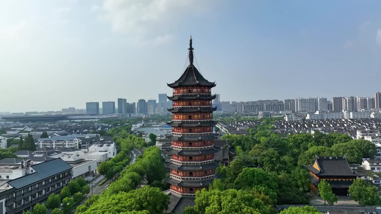 苏州城市风景航拍，历史文化景区报恩寺北寺塔，标志性建筑地标建筑城市天际线视频素材