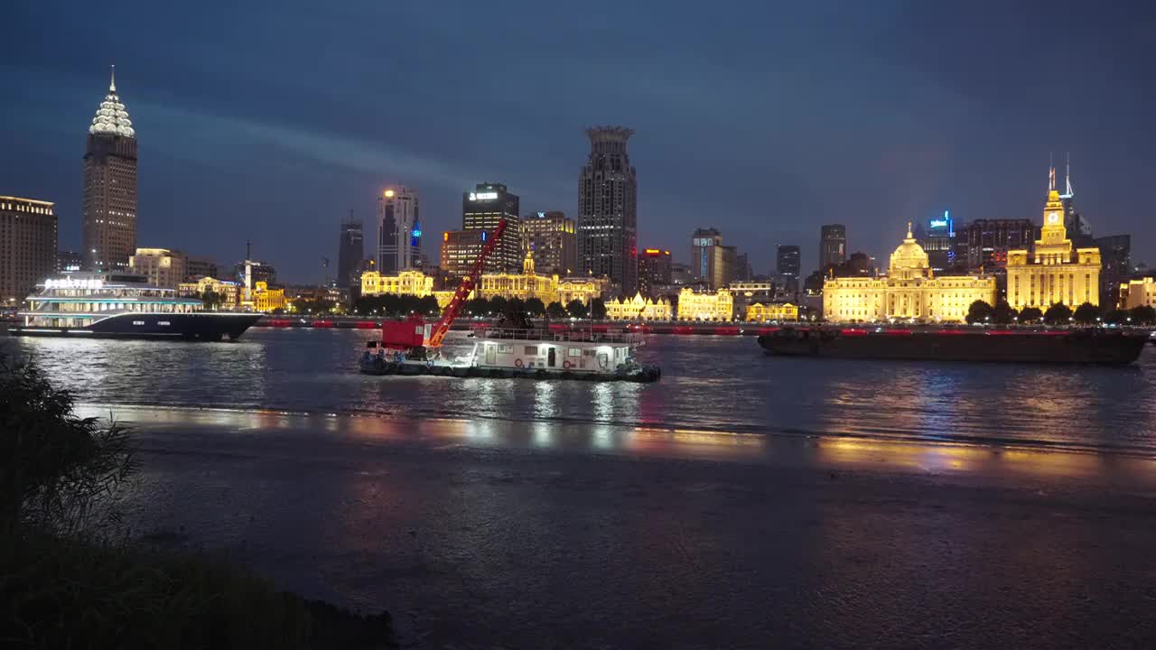 上海外滩万国建筑群夜景全景 摇运镜视频素材