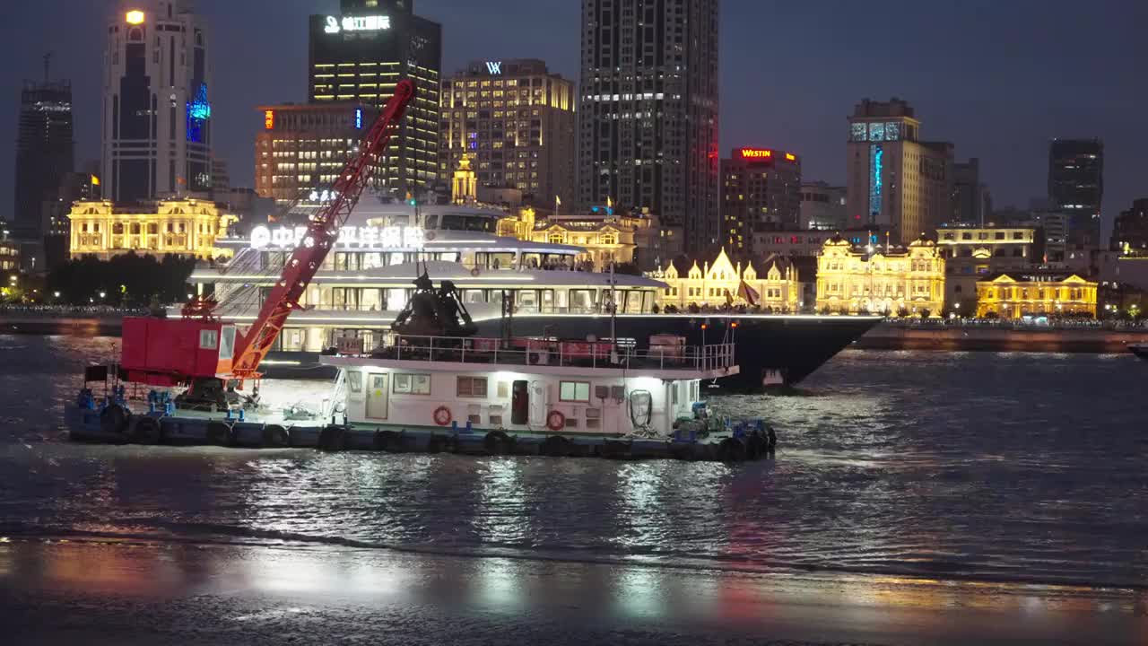 上海外滩万国建筑群夜景全景 摇运镜视频素材