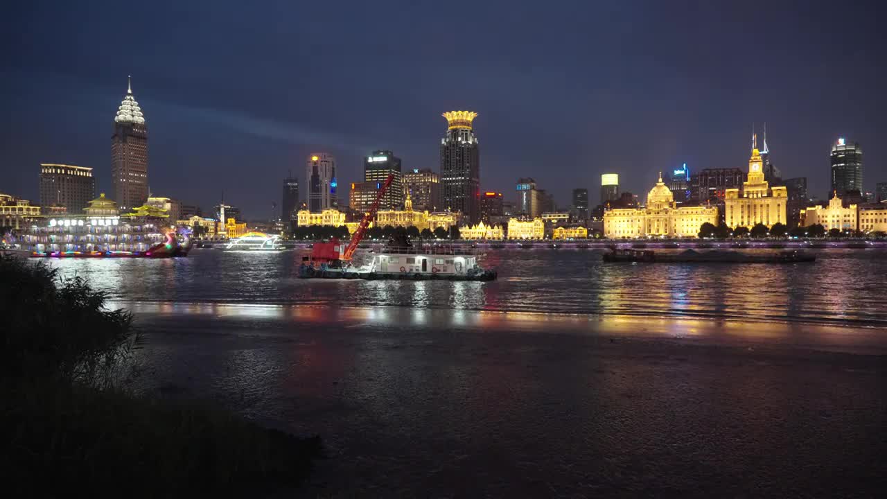 上海外滩万国建筑群夜景全景 摇运镜视频素材