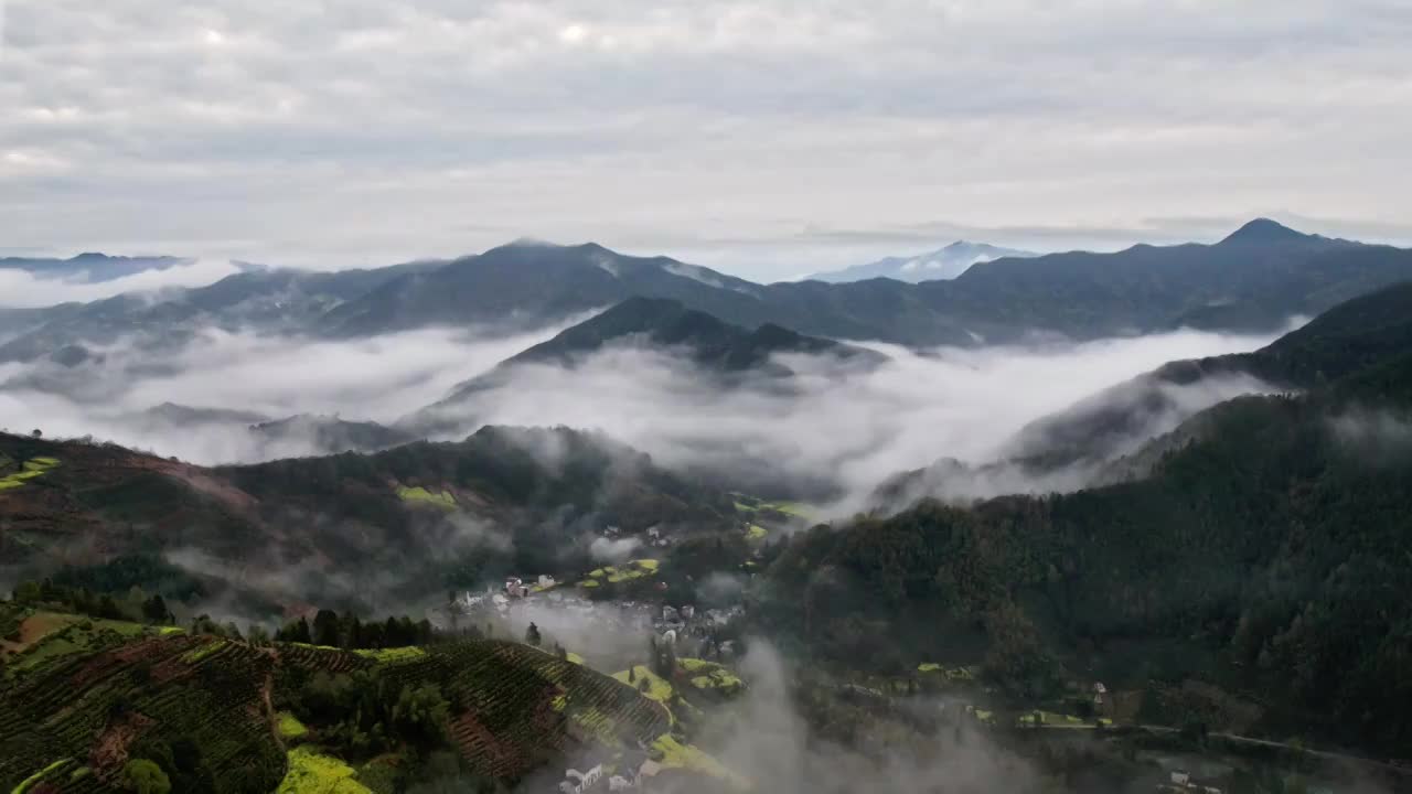 航拍安徽黄山石潭延时云雾4k视频素材