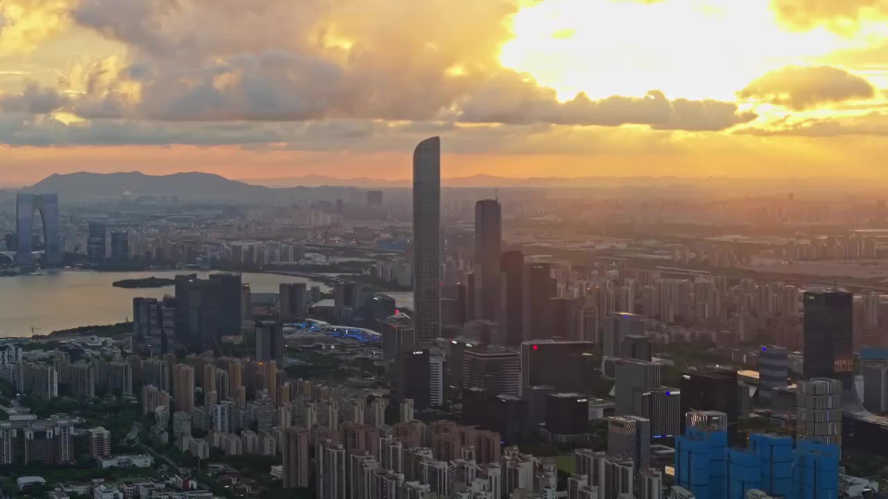 苏州金鸡湖景区傍晚航拍，丁达尔现象视频素材