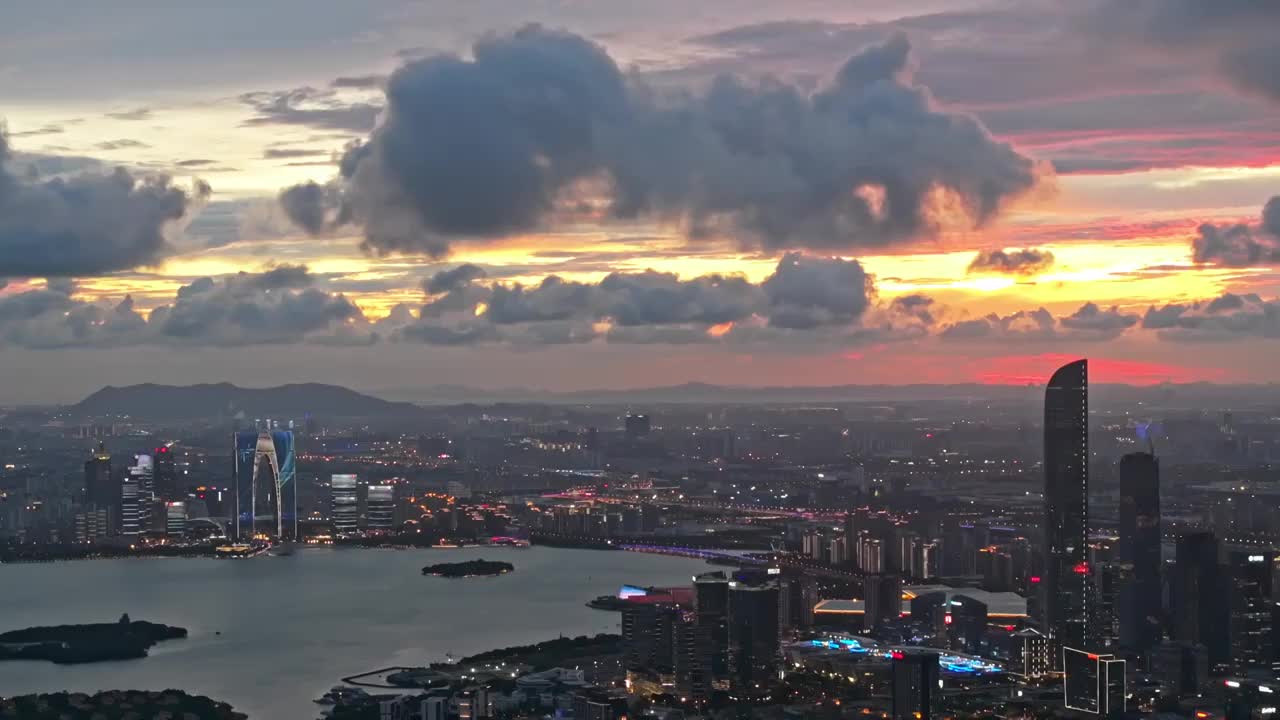 苏州金鸡湖景区傍晚航拍，晚霞视频素材