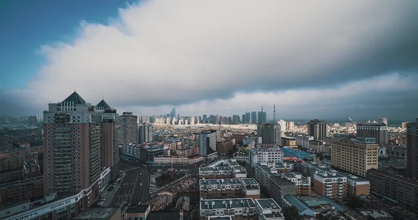 黑龙江哈尔滨城市建设经纬街车流晚高峰延时摄影建筑楼群航拍天空云层城市天际线城市发展旅游目的地车流交通视频素材