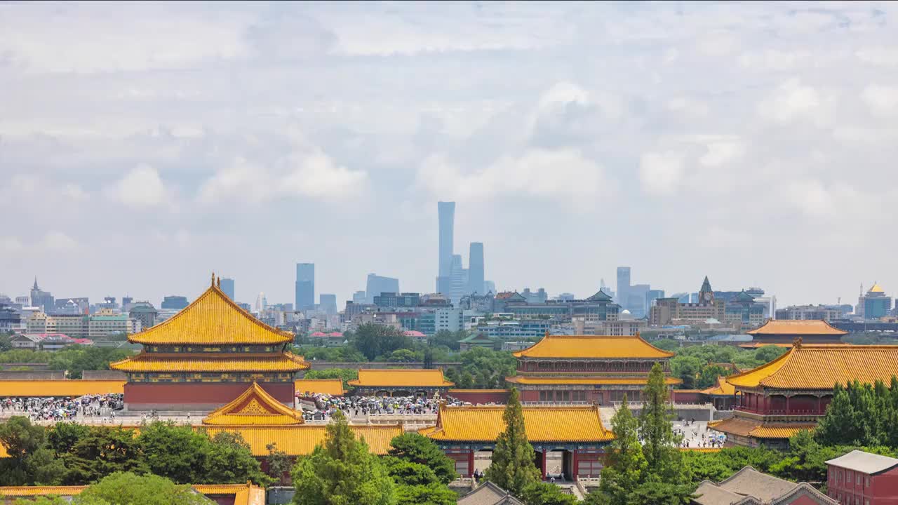 夏天暑假北京天空多云白昼故宫博物院太和殿游客旅游古建筑城市天际线国贸CBD城市风光视频素材