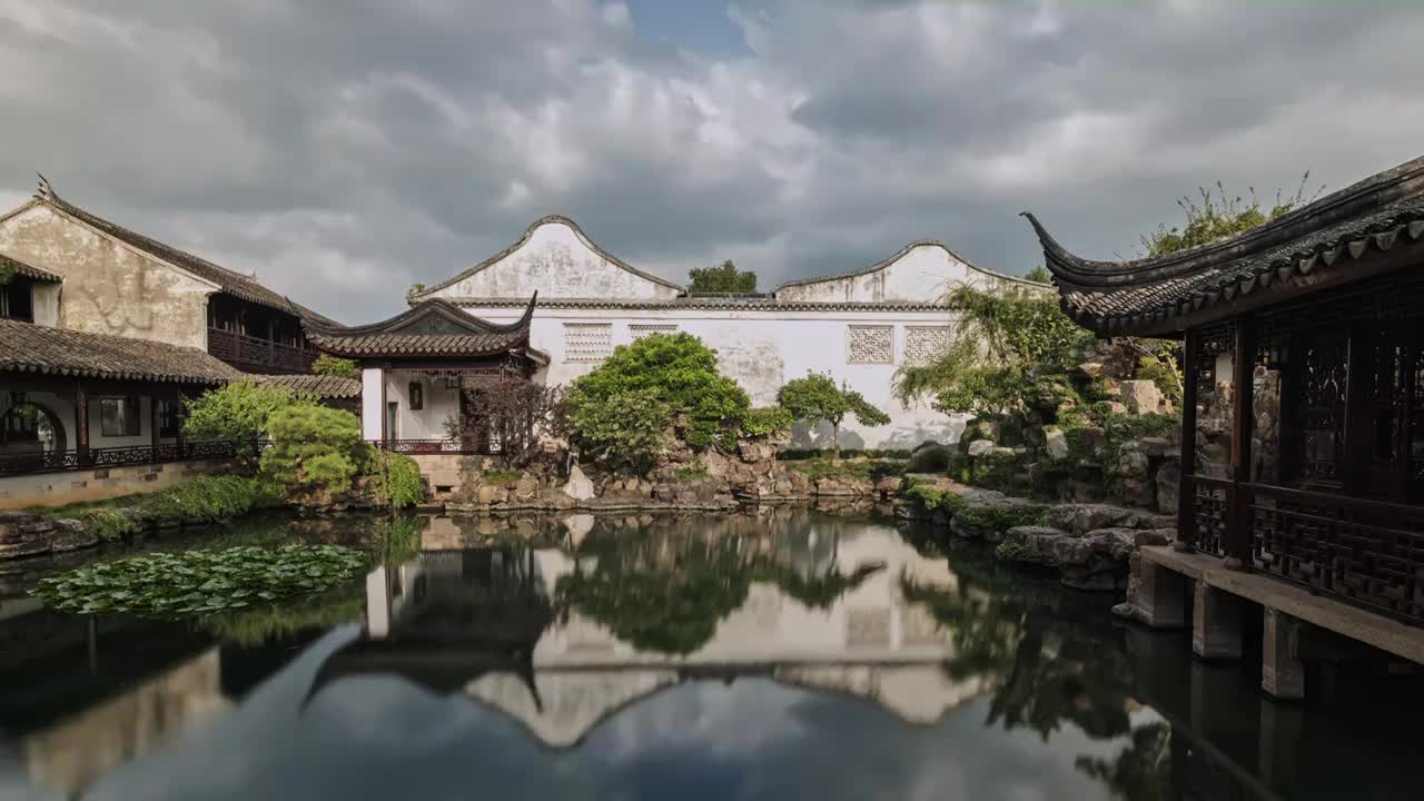 网师园观音墙和彩霞池倒影延时视频素材