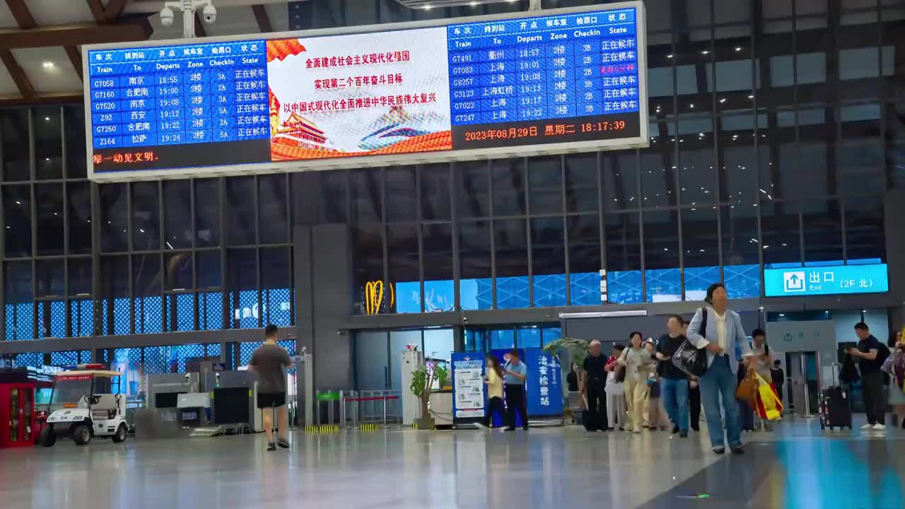 中国浙江杭州东站高铁站换乘大厅，出行旅行人群流动延时视频素材