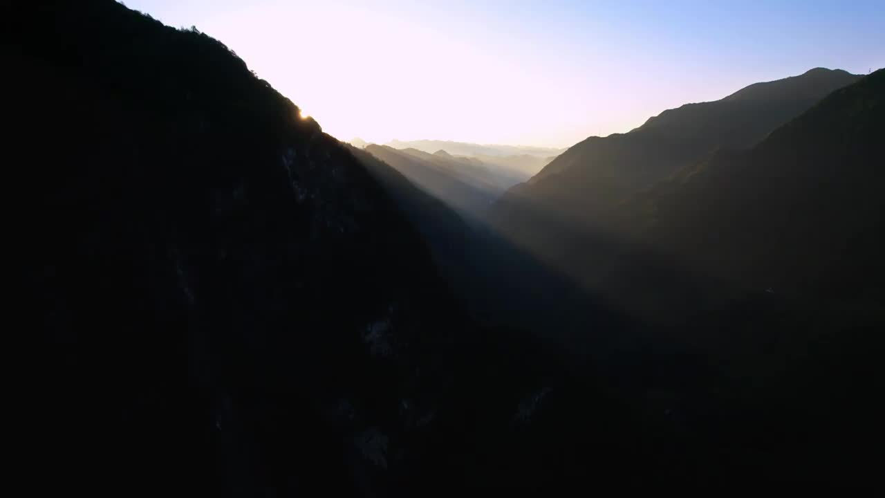 湖北 襄阳 香水河 景区 航拍 山 日出 山脉 丁达尔光视频素材