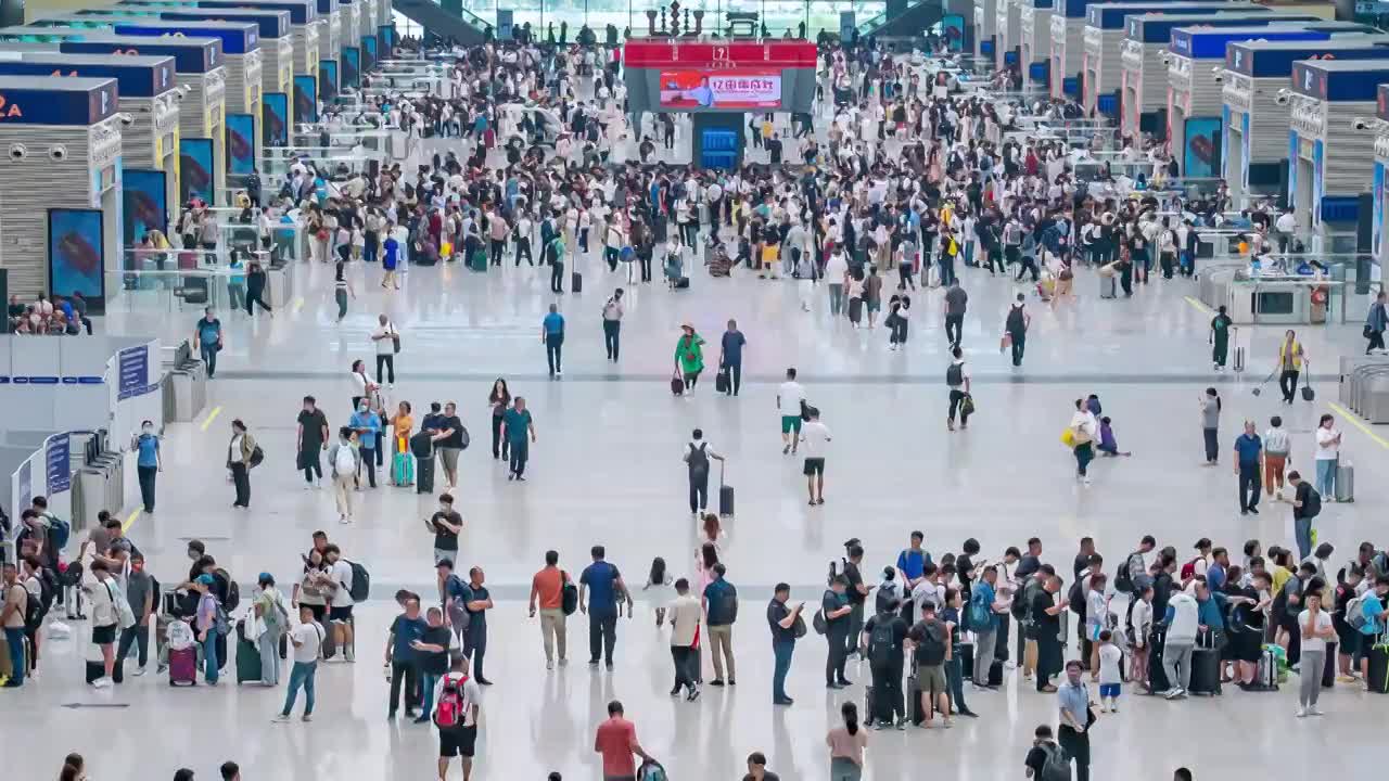 中国河南郑州东站高铁站候车大厅，出行旅行人群流动延时视频素材