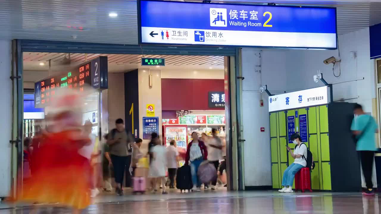 中国河南郑州火车站候车大厅，出行旅行人群流动延时视频素材