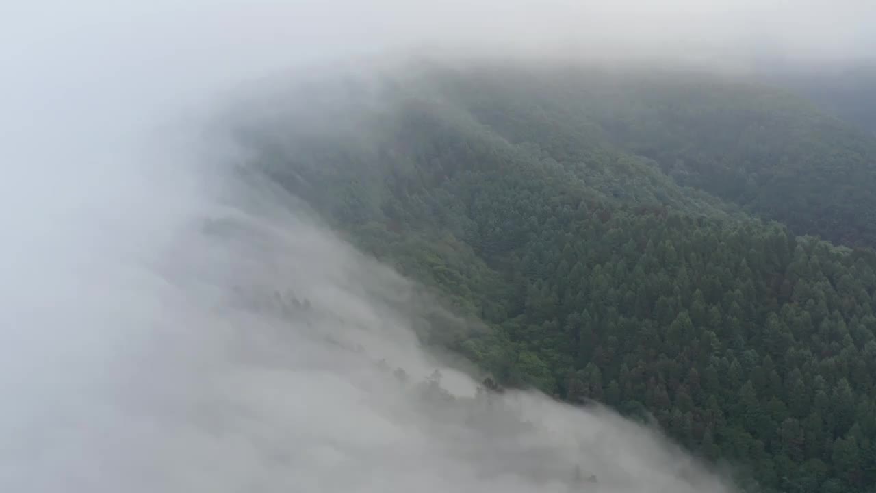 航拍长白山脉内云瀑村庄视频素材