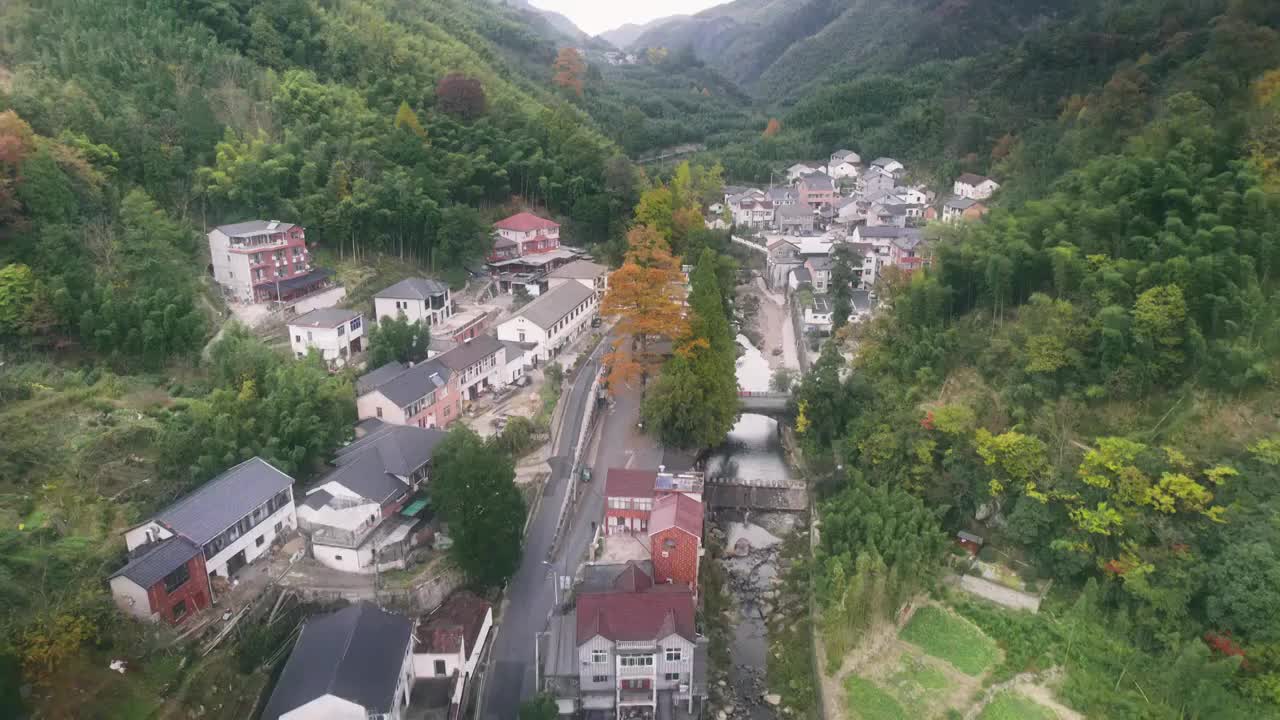 杭州临安高虹镇大鱼线大山村秋色航拍视频素材