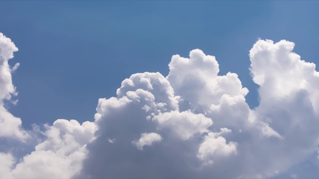 秋天的云景，城市建筑与云景，秋高气爽的天空飘着白云视频下载