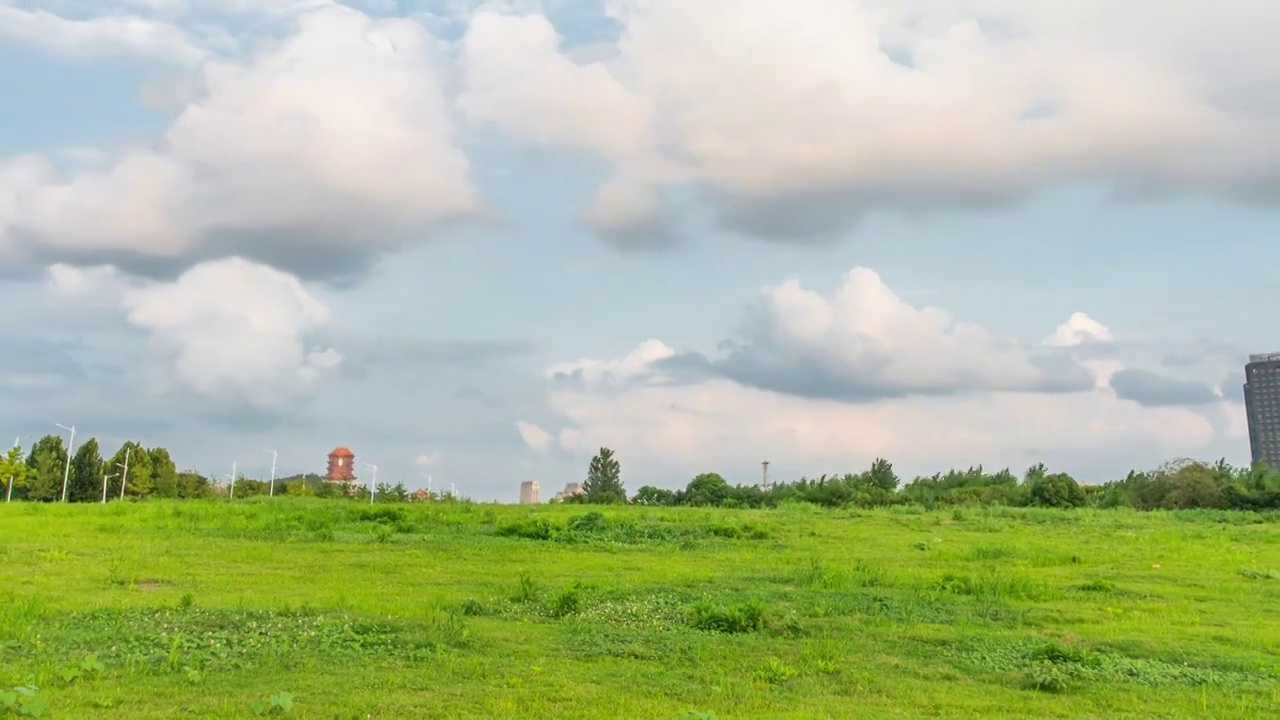 秋天的云景，城市建筑与云景，秋高气爽的天空飘着白云视频素材