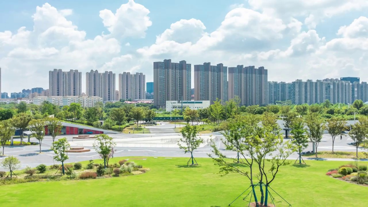 秋天的云景，城市建筑与云景，秋高气爽的天空飘着白云视频素材