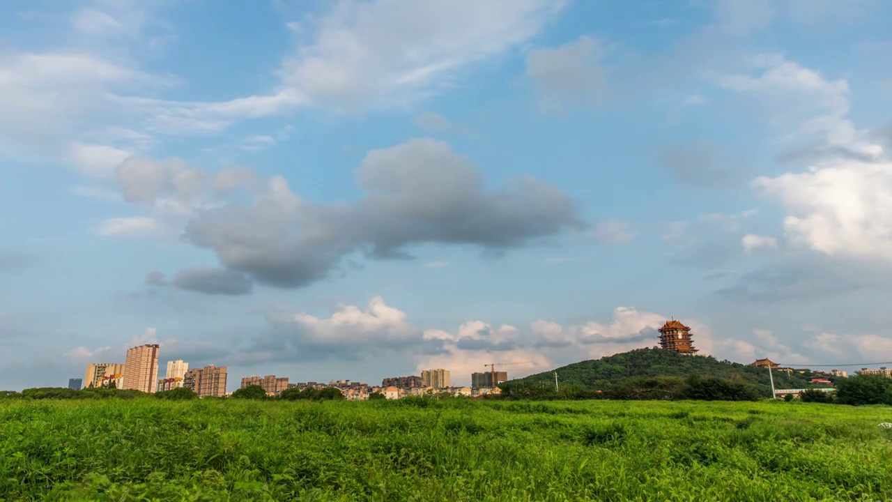 秋天的云景，城市建筑与云景，秋高气爽的天空飘着白云视频素材