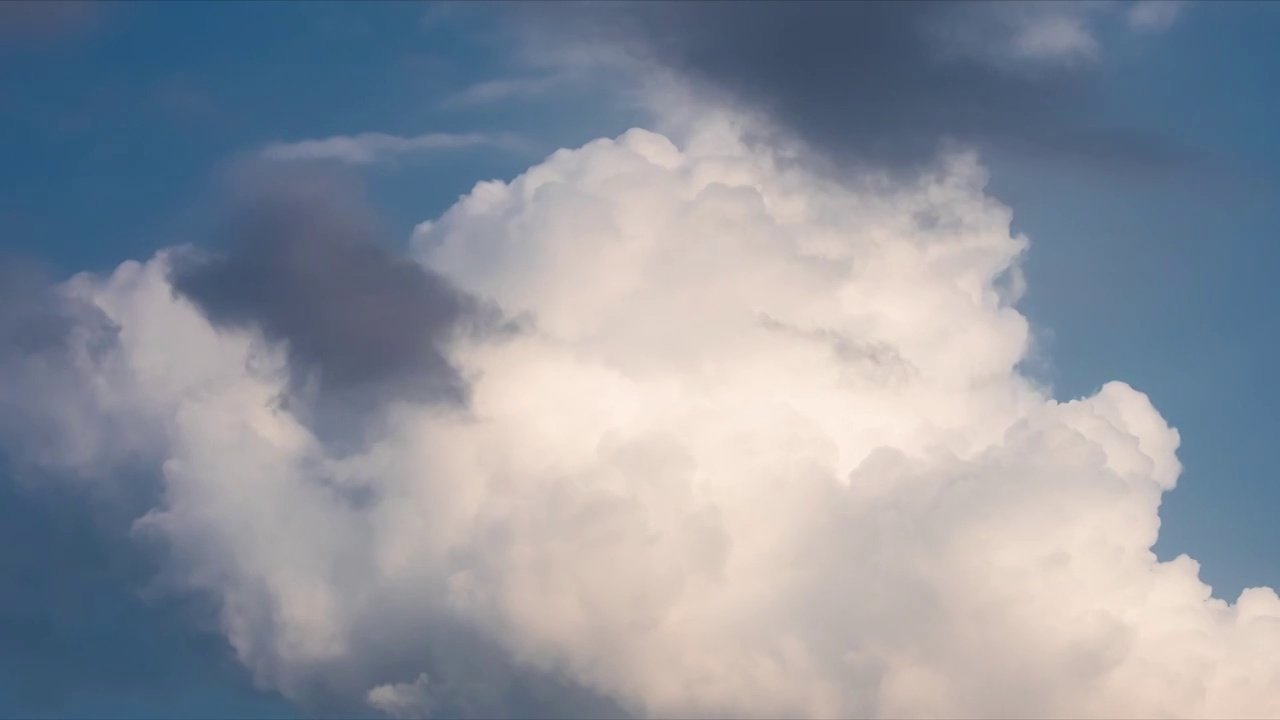 秋天的云景，城市建筑与云景，秋高气爽的天空飘着白云视频素材