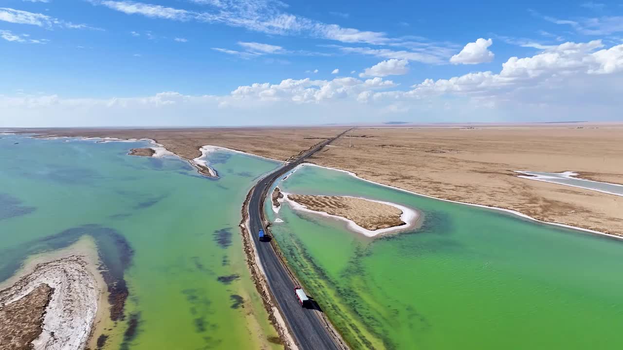 航拍青海省海西州西台吉乃尔湖（双色湖）水上公路视频素材