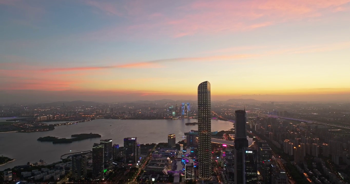 傍晚时分的苏州金鸡湖景区，苏州国际金融中心视频素材