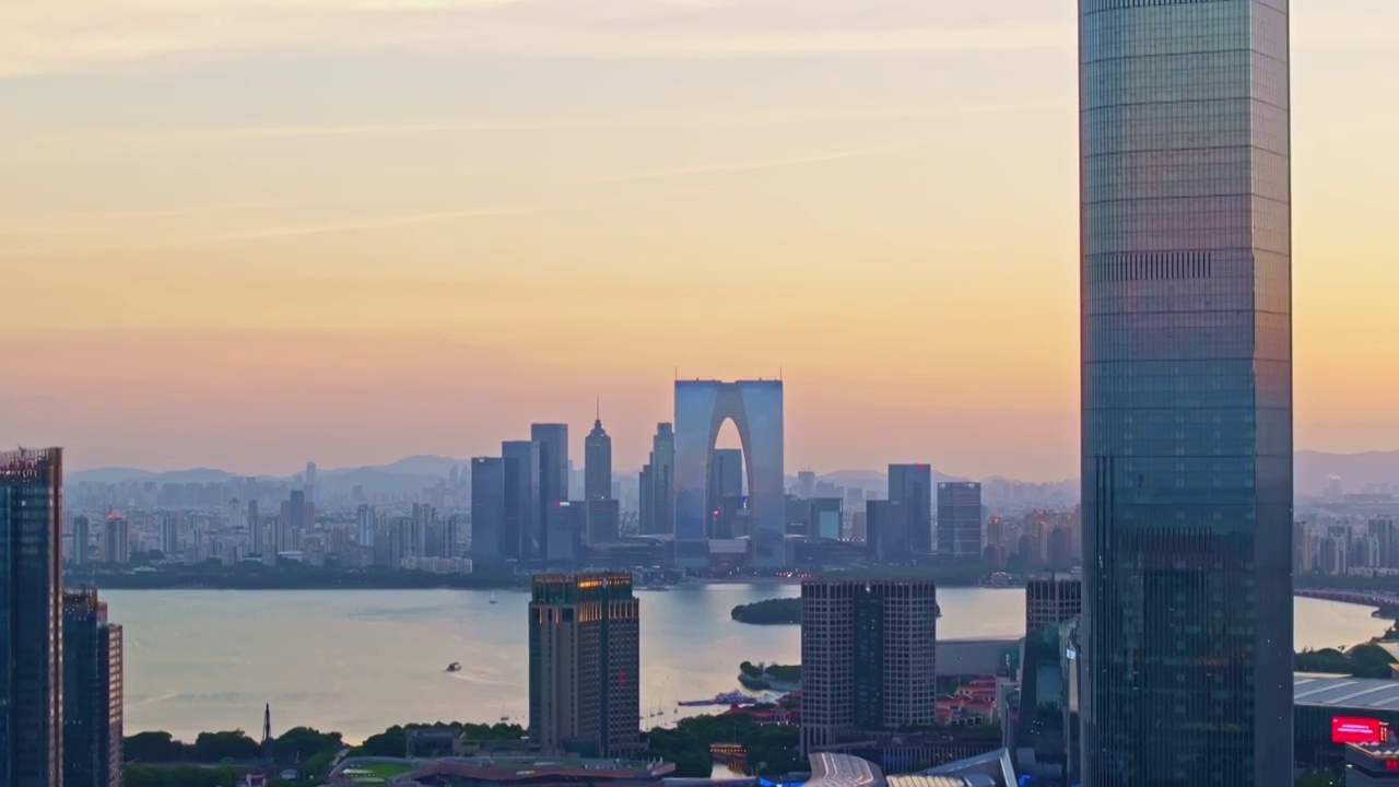 傍晚时分的苏州金鸡湖景区，东方之门视频素材