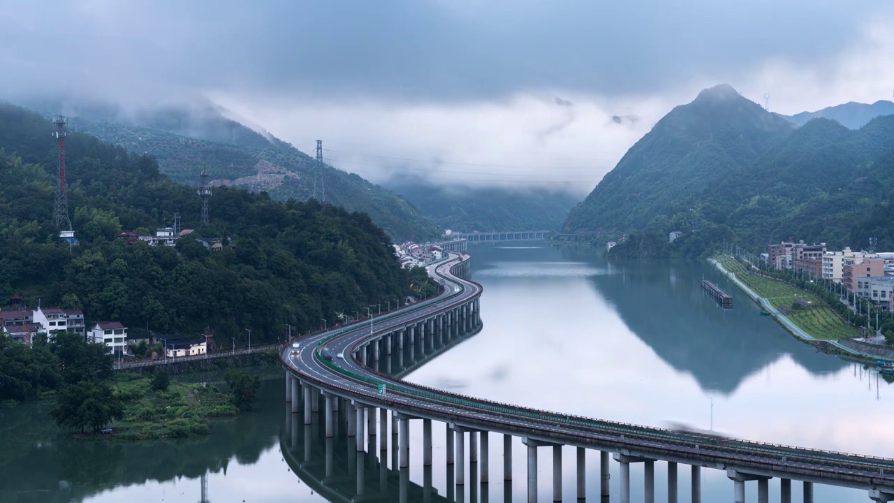 浙江丽水青田县穿行在群山和河流之间的高速公路车流延时视频购买