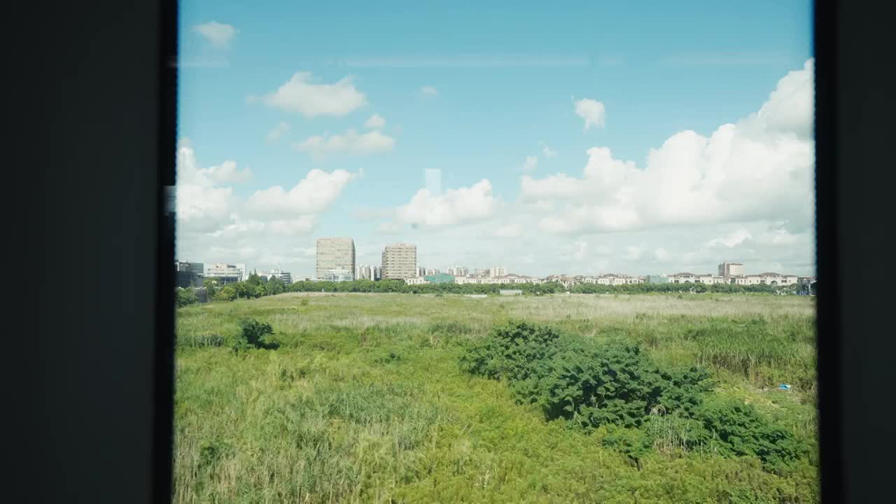 地铁轻轨窗外的风景视频素材