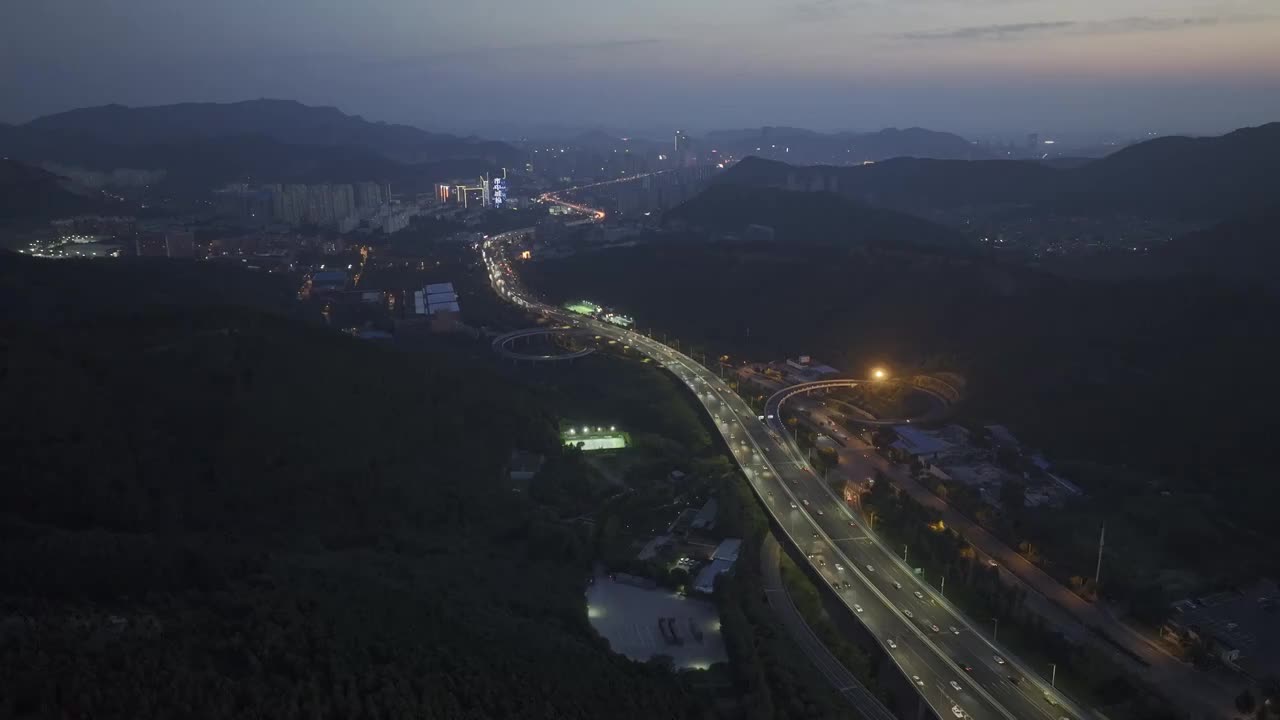 中国山东济南二环南高架路夜景航拍视频素材