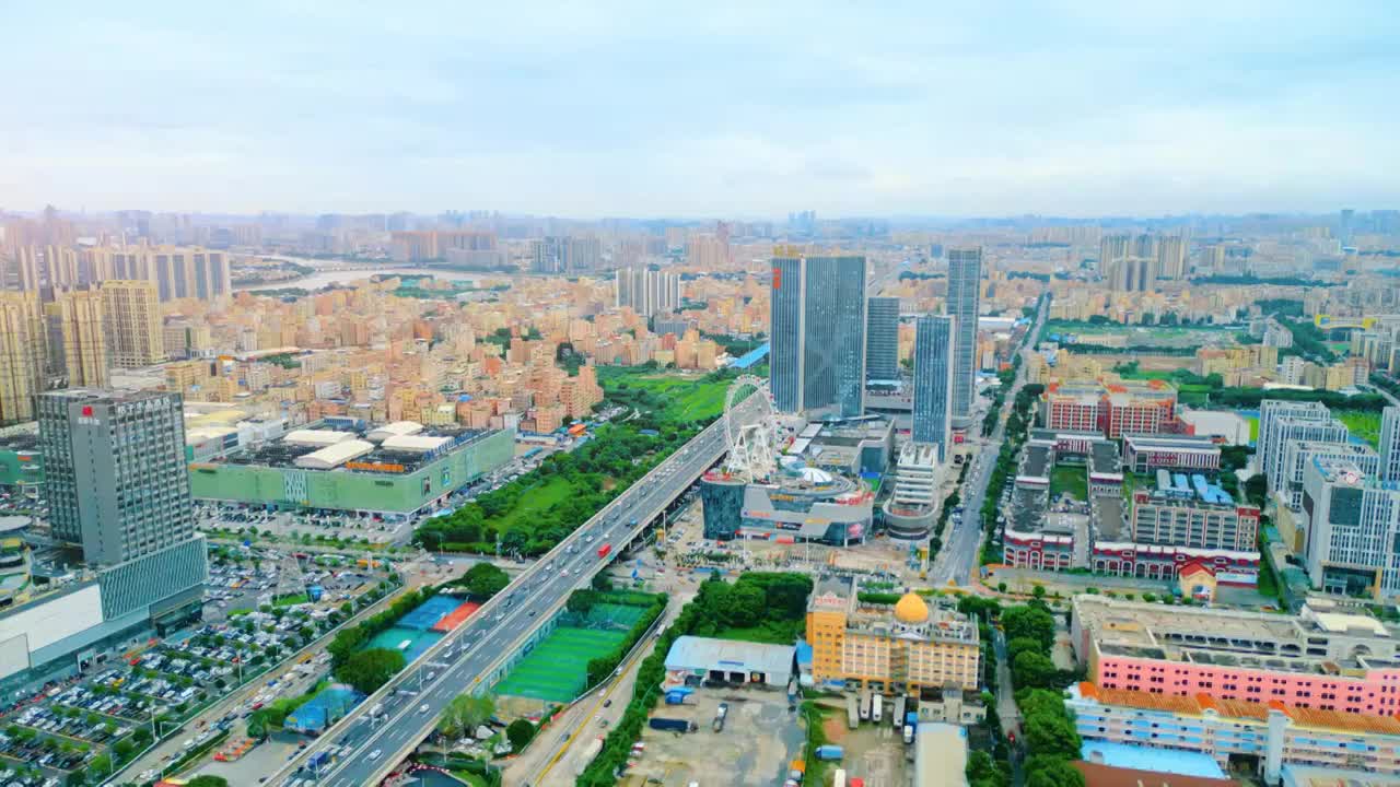 航拍视角现代都市游乐场主题公园巨观景大摩天轮经典地标建筑浪漫游乐设施城市文化象征CBD文化会展中心视频素材