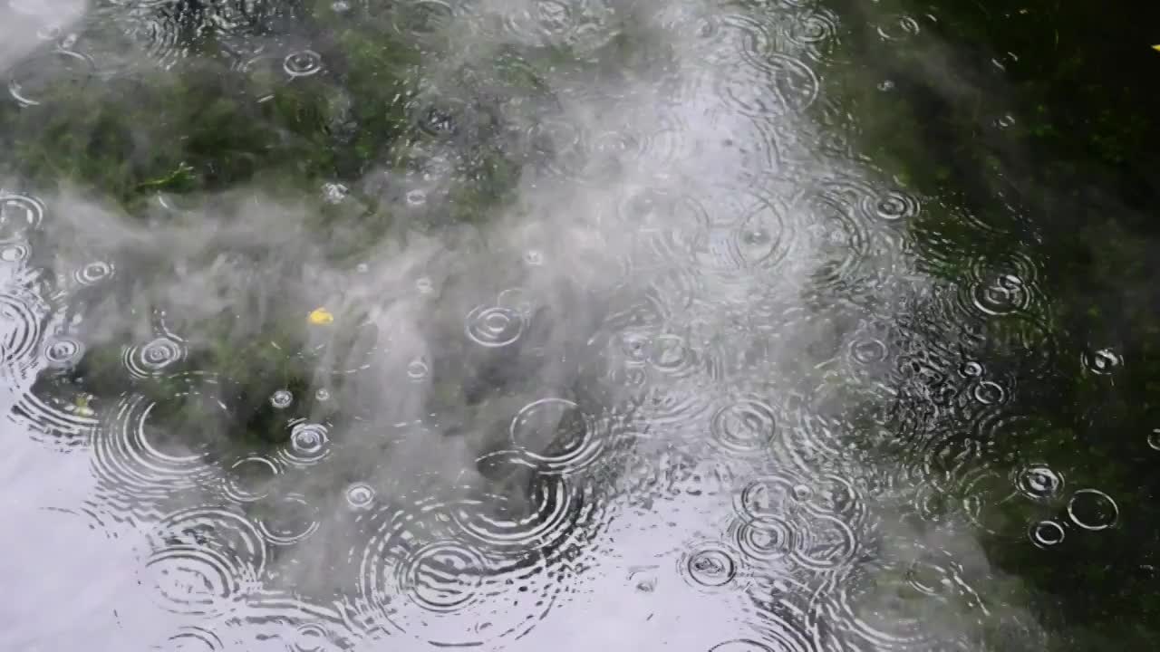 下雨水面雨滴水雾慢镜头，涟漪波纹反射诗意，江南水乡苏州园林视频素材