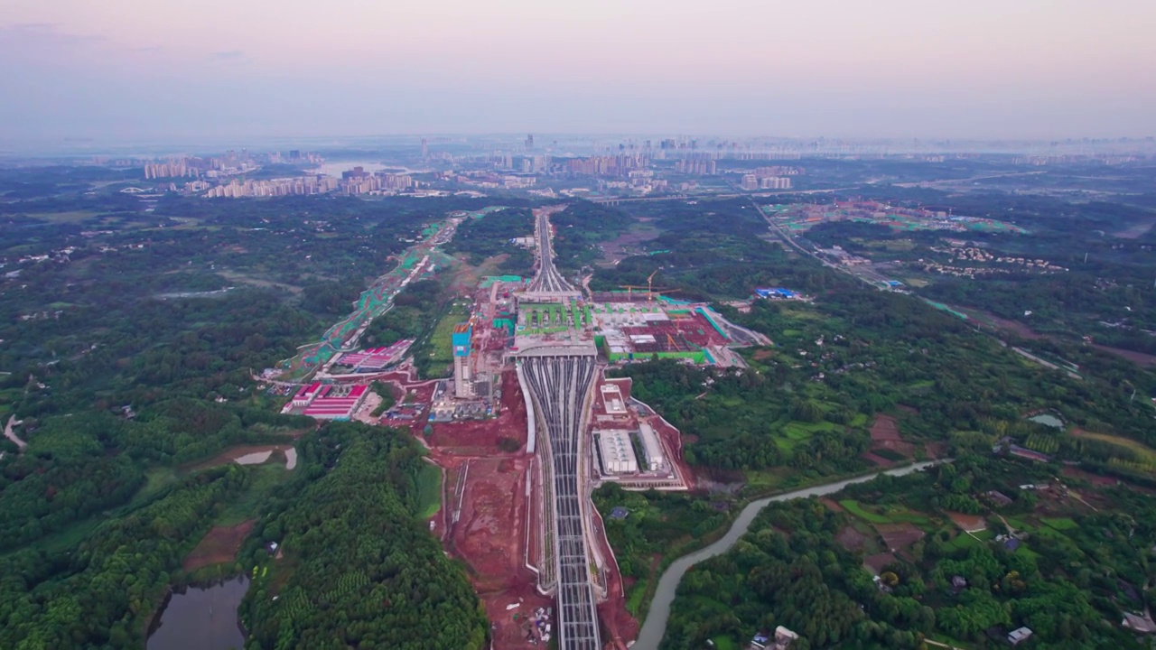 成都天府新区建设中的天府站和兴隆湖科学城日出航拍城市风光实时视频素材