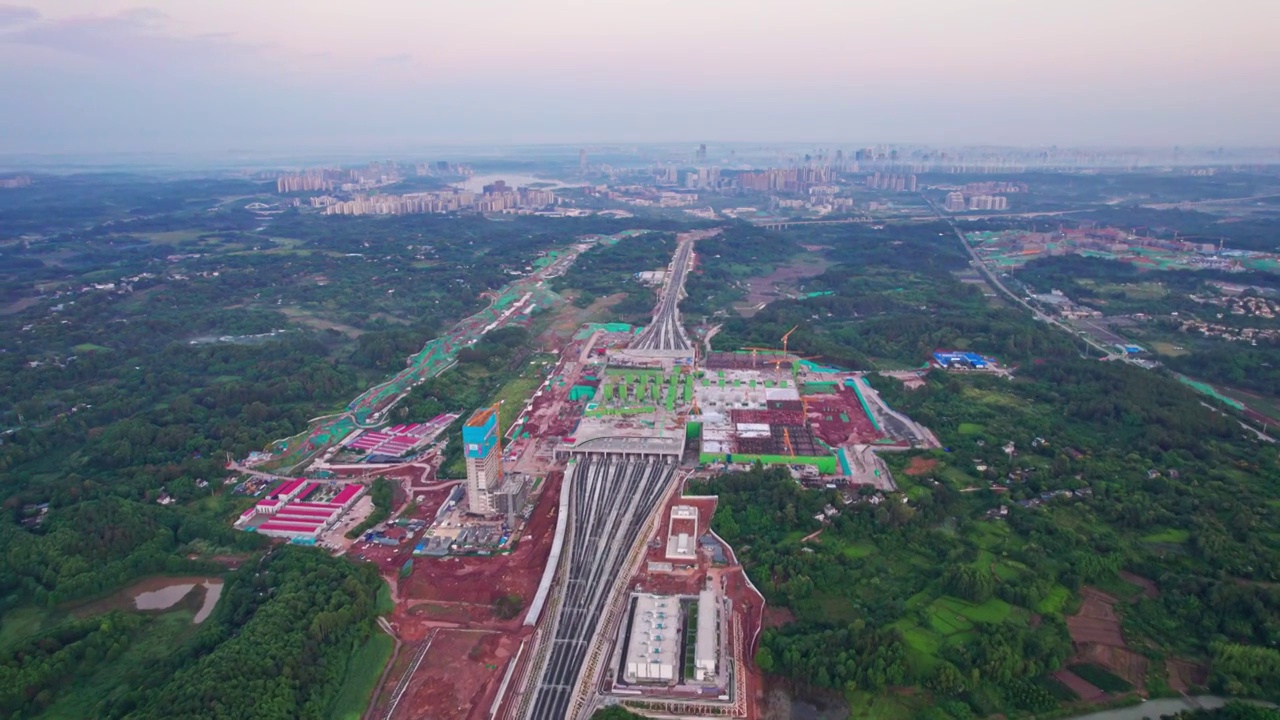 成都天府新区建设中的天府站和兴隆湖科学城日出航拍城市风光实时视频素材