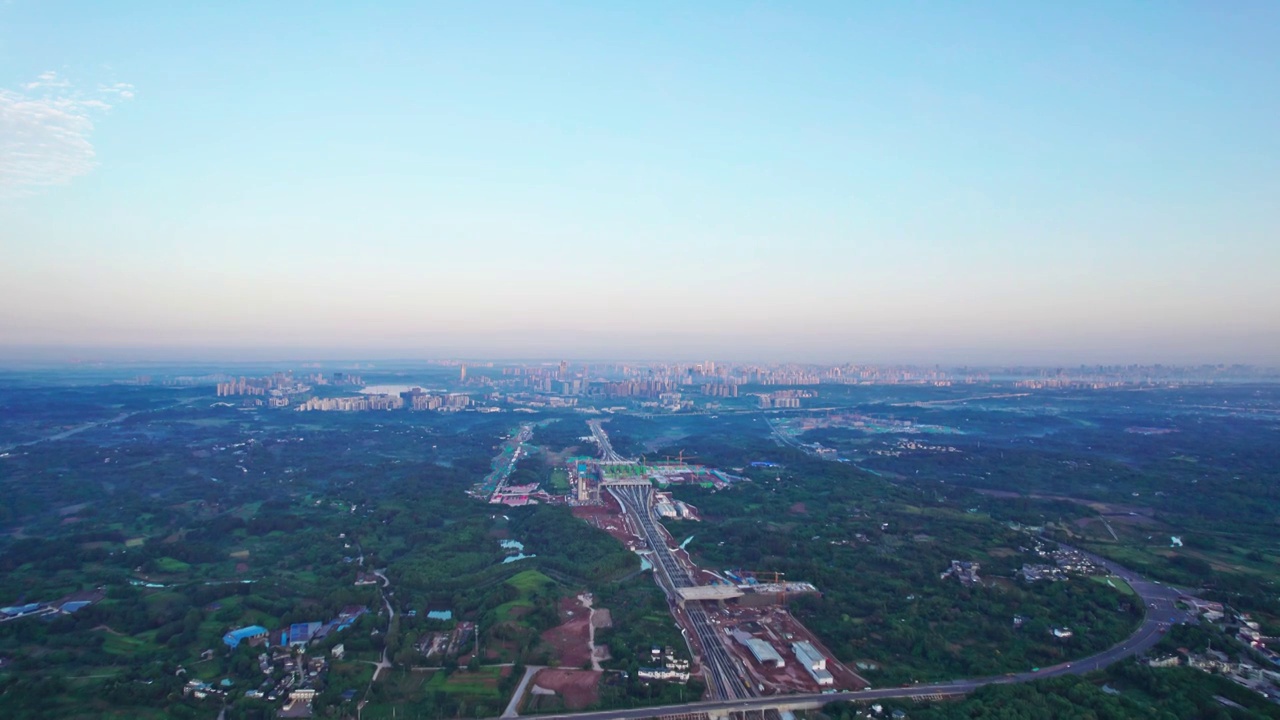 成都天府新区建设中的天府站和兴隆湖科学城日出航拍城市风光实时视频素材