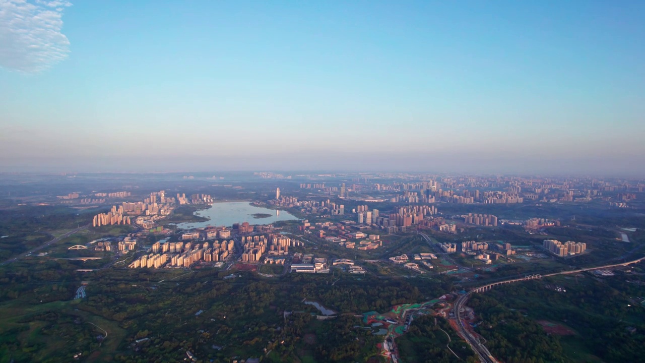 成都天府新区兴隆湖科学城和西博城建筑群日出清晨城市风光航拍实时视频素材