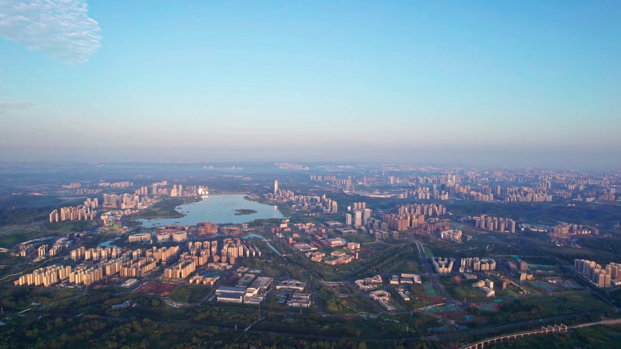 成都天府新区兴隆湖科学城和西博城建筑群日出清晨城市风光航拍实时视频素材