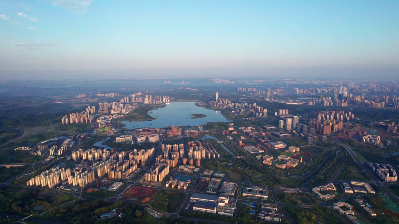 成都天府新区兴隆湖科学城和西博城建筑群日出清晨城市风光航拍实时视频素材