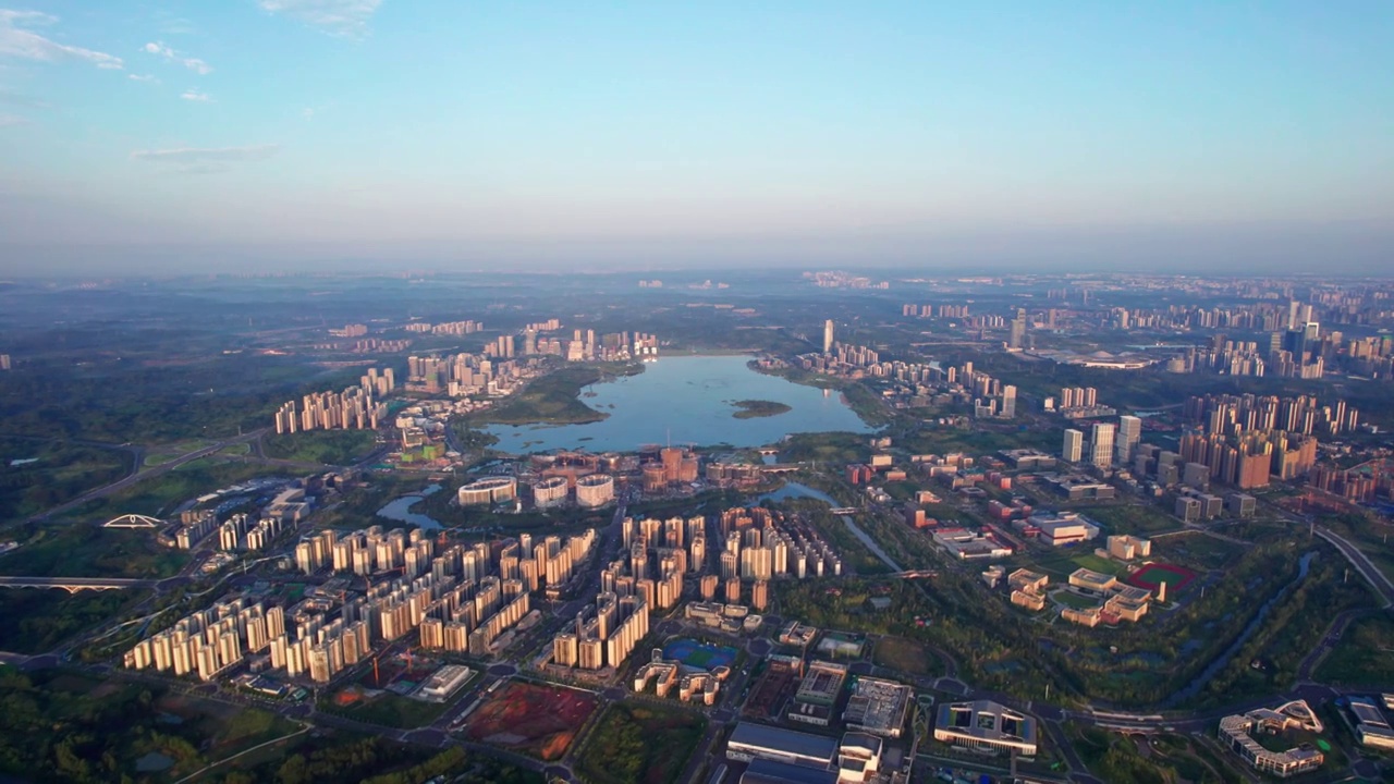 成都天府新区兴隆湖科学城和西博城建筑群日出清晨城市风光航拍实时视频素材