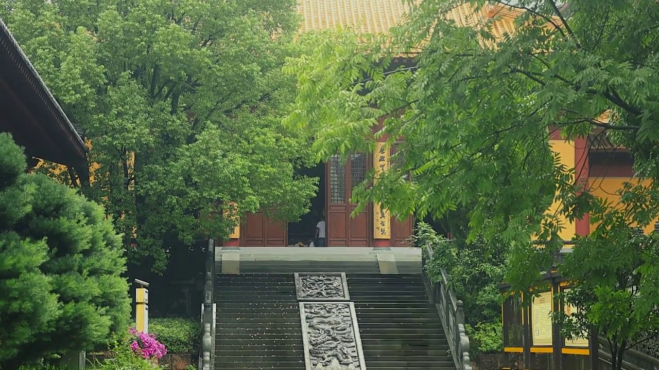 下雨天的寺庙视频素材