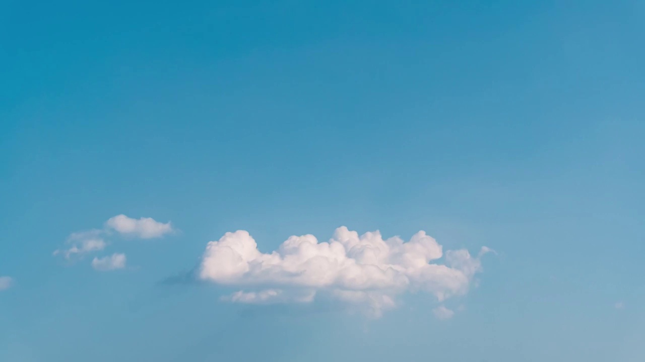 北京夏天天空出现的淡积云延时视频素材