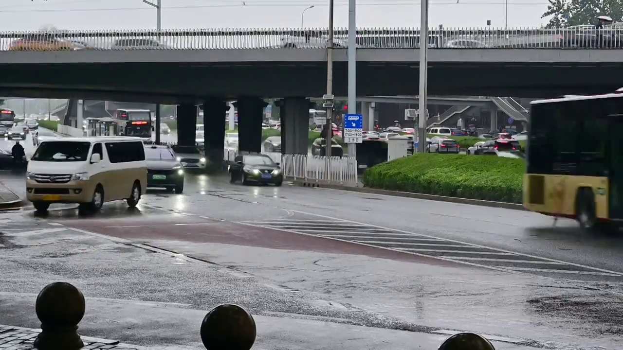 城市里汽车驶过雨水的马路积水路面视频素材