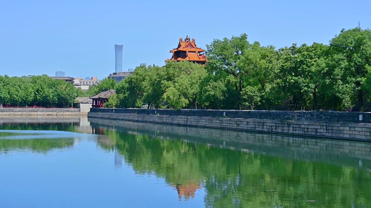 北京著名旅游景点故宫紫禁城和中国尊同框视频素材