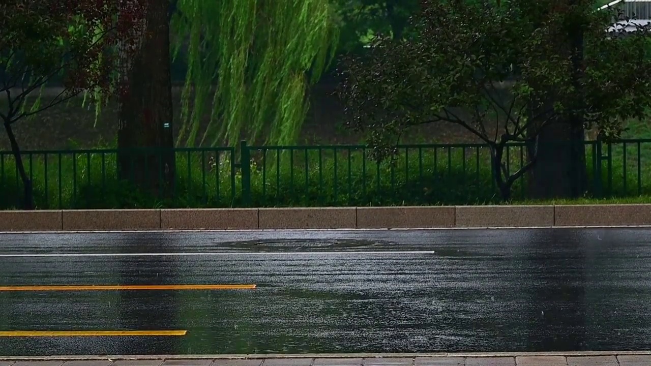 城市里汽车驶过雨水的马路积水路面视频素材