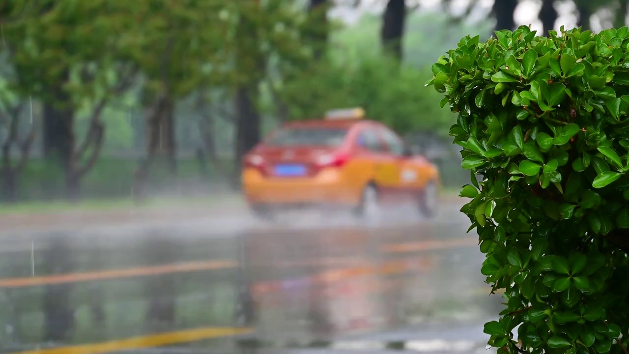 城市里汽车驶过雨水的马路积水路面视频素材