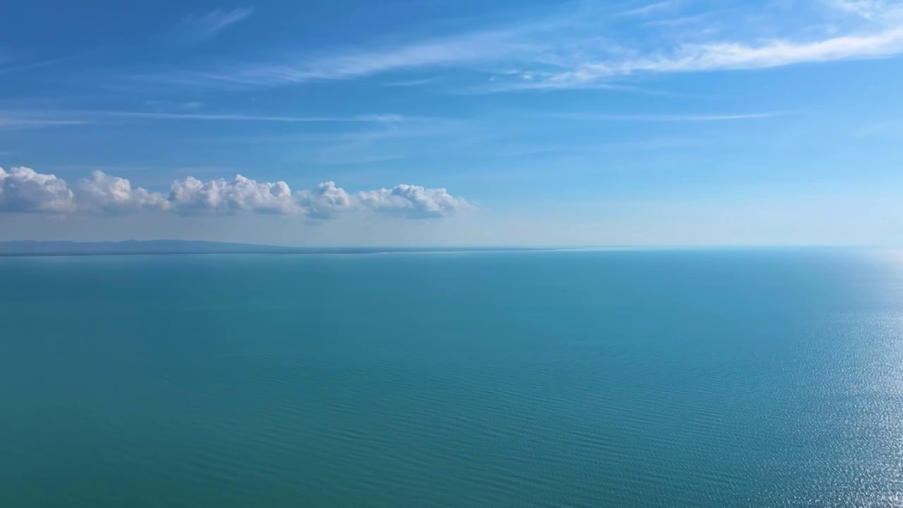 夏天航拍蓝天白云与青海湖湖景水面风光视频素材