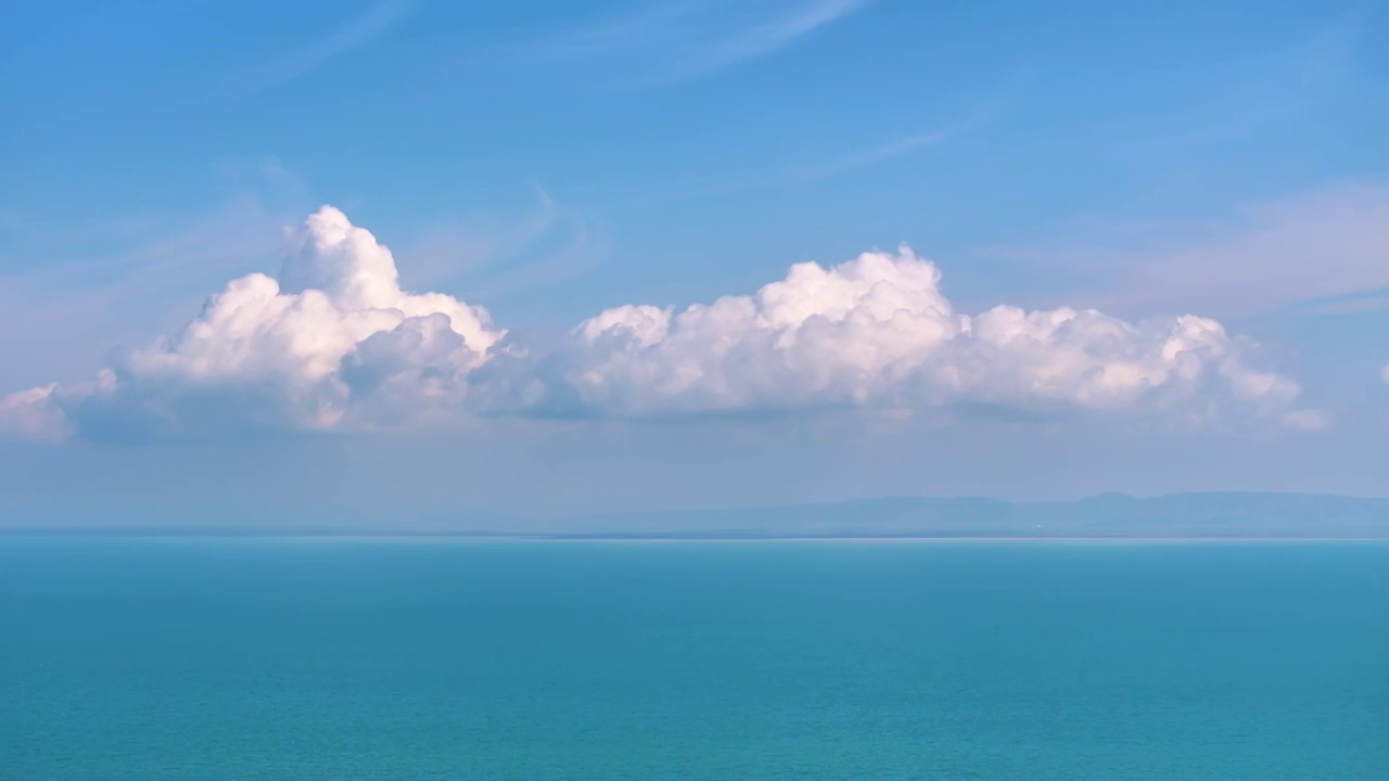 夏天航拍蓝天白云与青海湖湖景水面风光视频素材