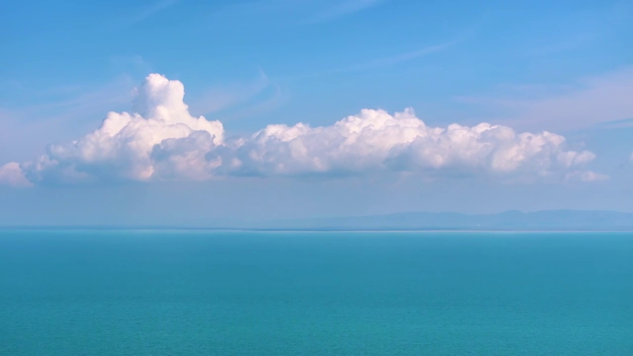 夏天航拍蓝天白云与青海湖湖景水面风光视频素材