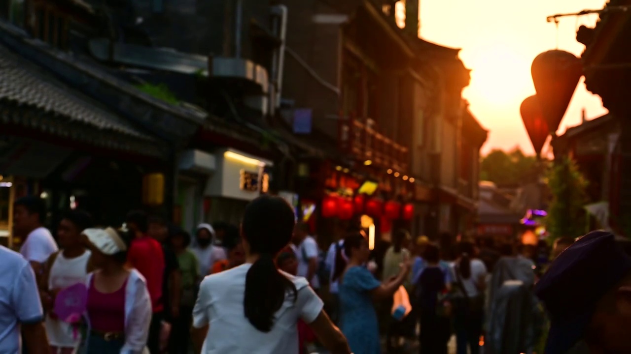 傍晚夕阳下的北京旅游景点烟袋斜街人流视频素材