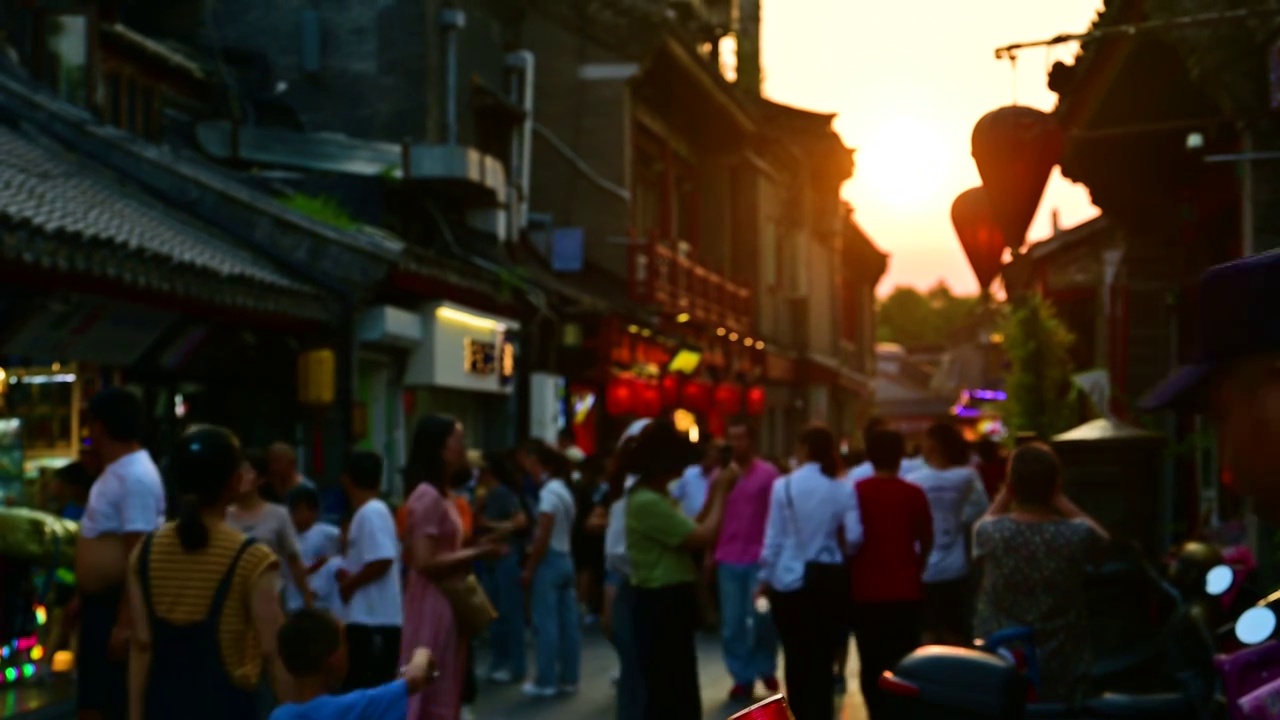 傍晚夕阳下的北京旅游景点烟袋斜街人流视频素材