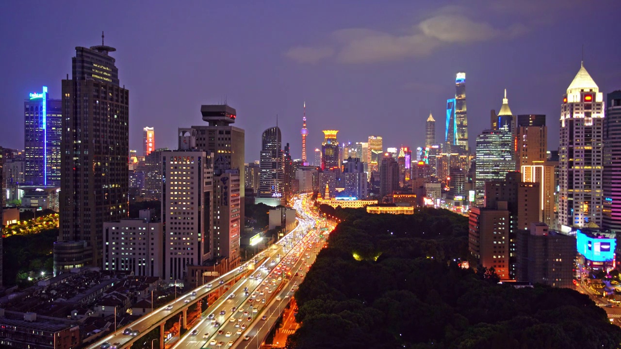 中国上海延安高架夜晚城市道路汽车交通景观视频素材