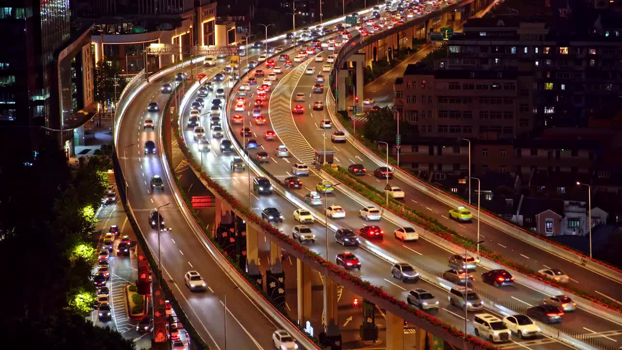 中国上海延安高架夜晚城市道路汽车交通景观视频素材